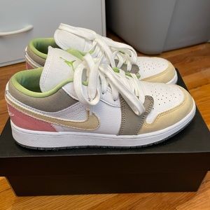 Nike Jordan 1 Low SE “Pastel Grind” Big Kids Shoe
